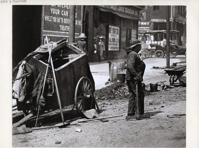 توقف العامل أثناء العمل في الشارع بالقرب من الركن الجنوبي الغربي لشارع Chestnut وشارع 12 ، الذي أصبح الآن Tucker Boulevard بواسطة تشارلز كليمنت هولت